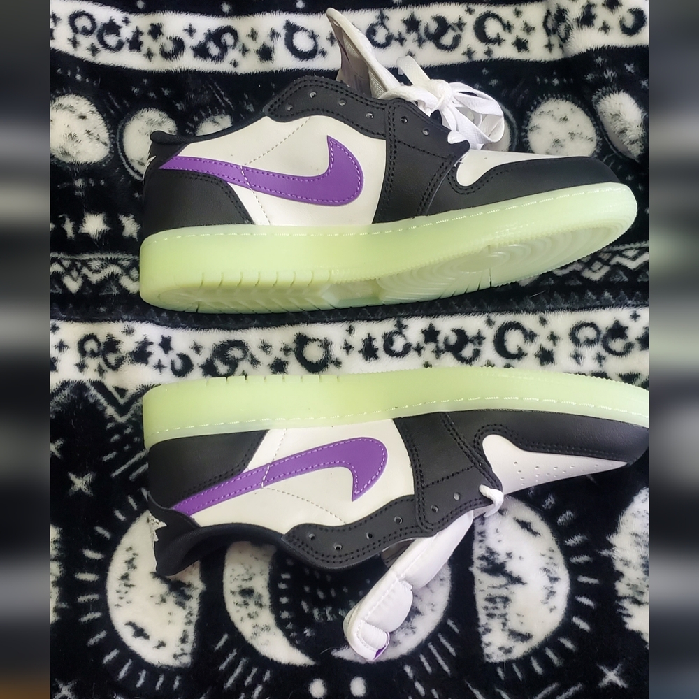 Jordan 1 Retro Low OG Black Raspberry - Picture 2 of 11